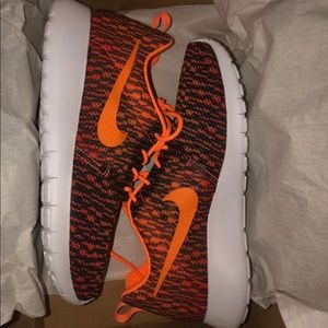 NEW - Nike Roshe Size 8 (obo)